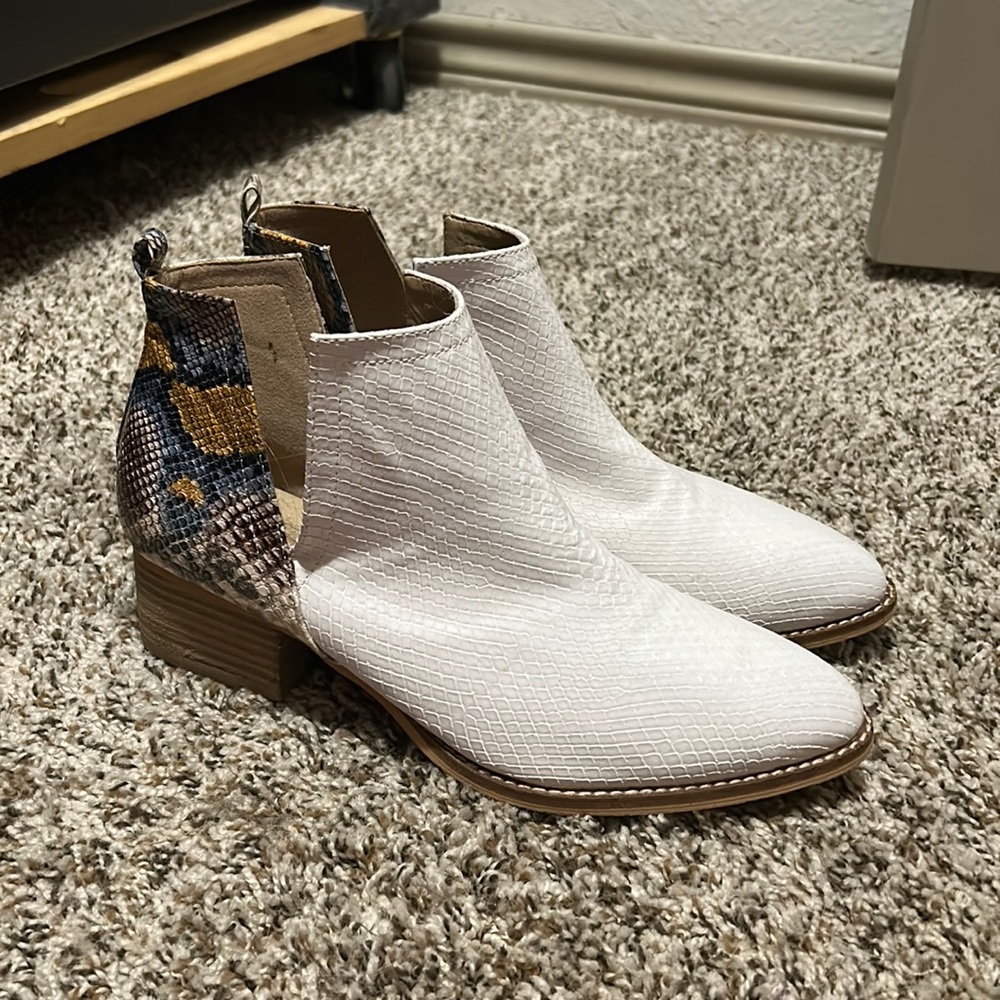 ARIDER GIRL FAUX SNAKE PRINT BOOTIES